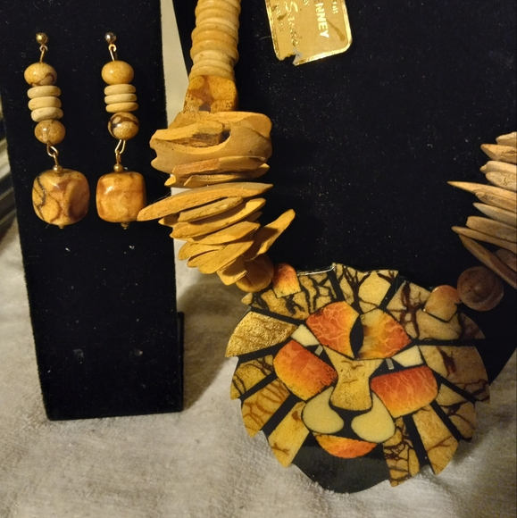 Used,not new 2pc. jewerly set with tiger printed on pendant &matching earrings - Picture 2 of 3